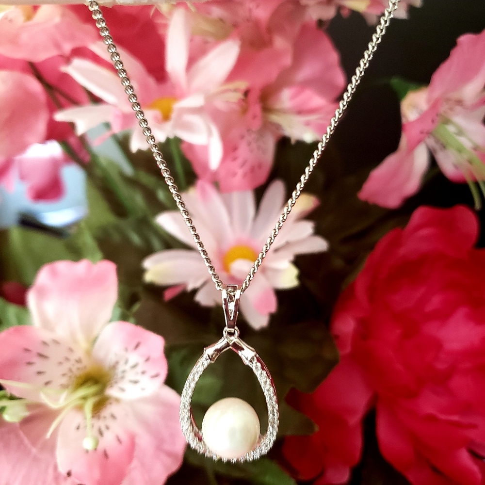 Oyster pearl necklace in silver
